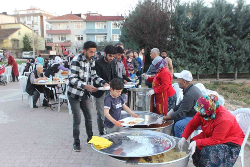 Osmaneli halkı belediye tarafından düzenlenen mahalle iftarlarında bir araya geldi
