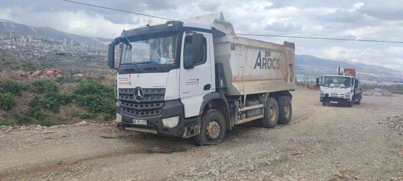Kamyonun damperi yüksek gerilim teline takıldı, sürücüsü yara almadan kurtuldu
