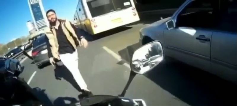 Mecidiyeköy’de kadın motor sürücüsüne ‘tükürüklü taciz’ kamerada
