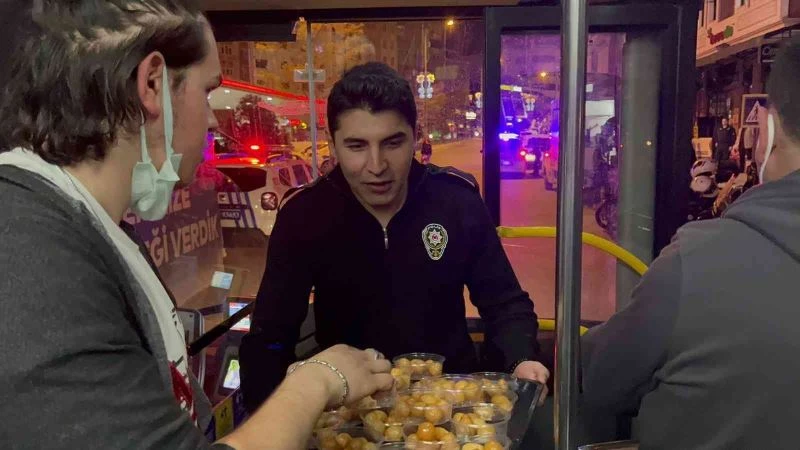 Polis ekipleri, Polis teşkilatının 177. kuruluş yıl dönümünde tüm şehitlerin anısına lokma dağıttı
