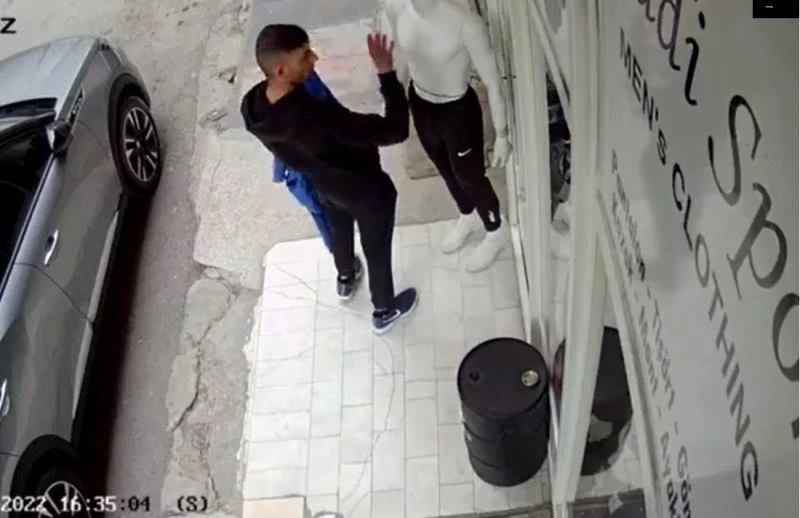 Mankenin üstündeki eşofmanı çaldı, selam verip kaçtı
