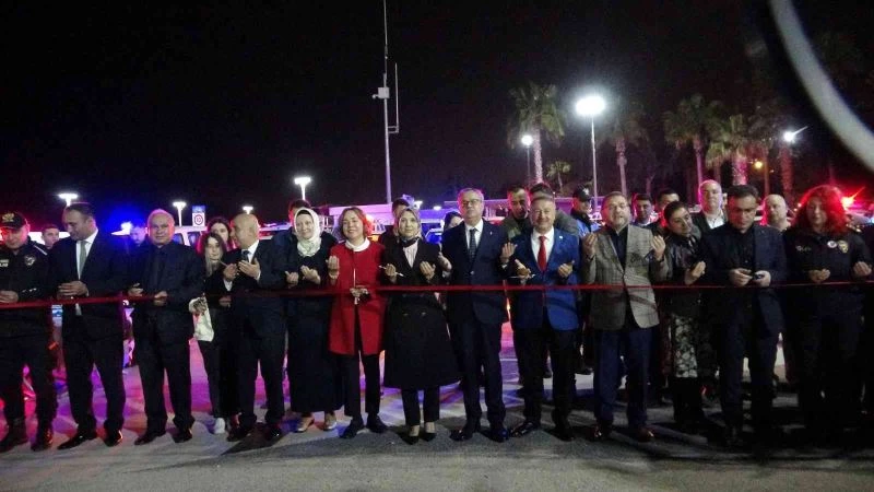 Deniz ortasında ateşli gösteri nefes kesti
