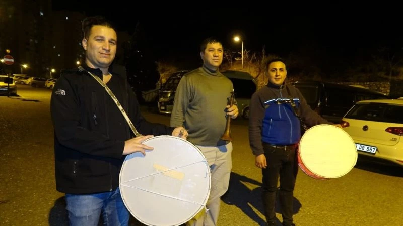Davul zurna eşliğinde sahura Mehter Marşı ile kalkıyorlar
