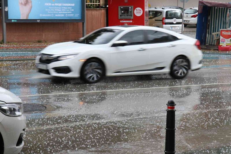 Alanya’da yağmur yerini doluya bıraktı, yollar beyaza büründü
