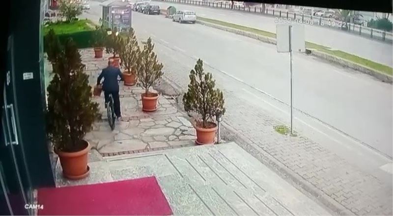 Takım elbiseli şahsın 7 bin TL’lik bisikleti çalma anı kamerada
