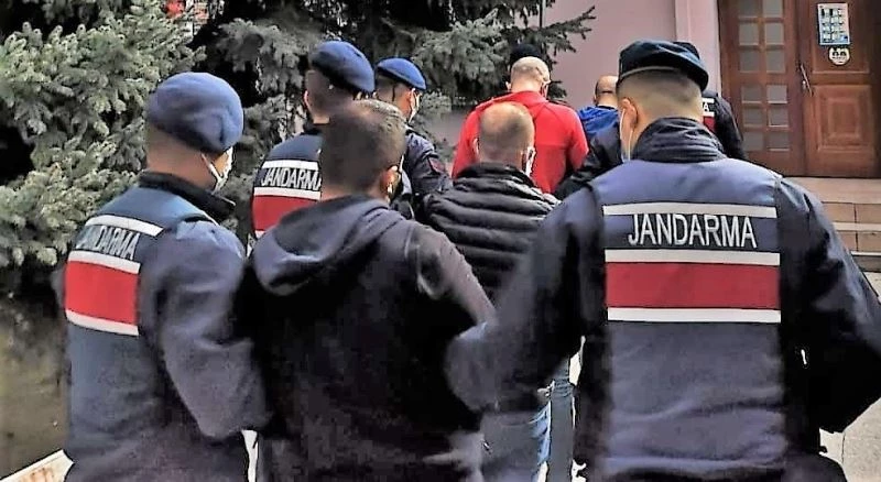 Haklarında 19 ve 20’şer yıl hapis cezası olan 2 dolandırıcı yakalandı
