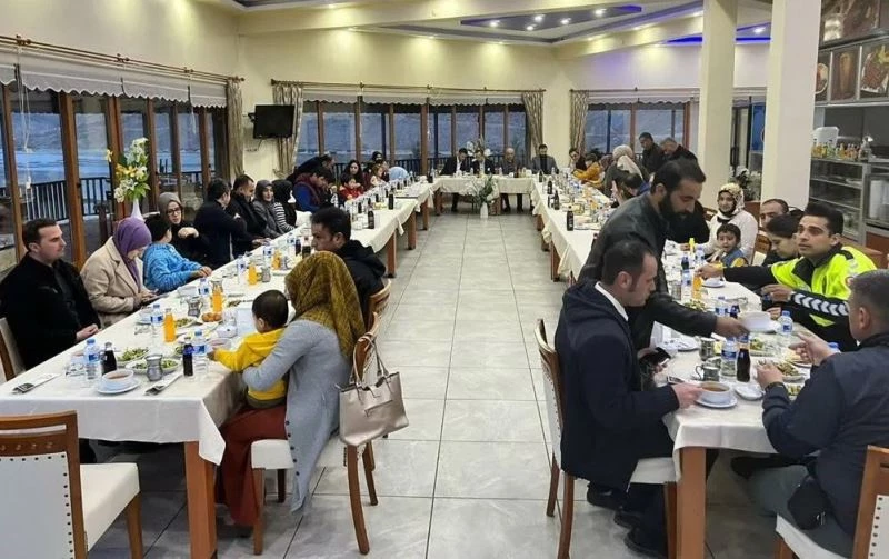 Polislerle iftarda buluştu
