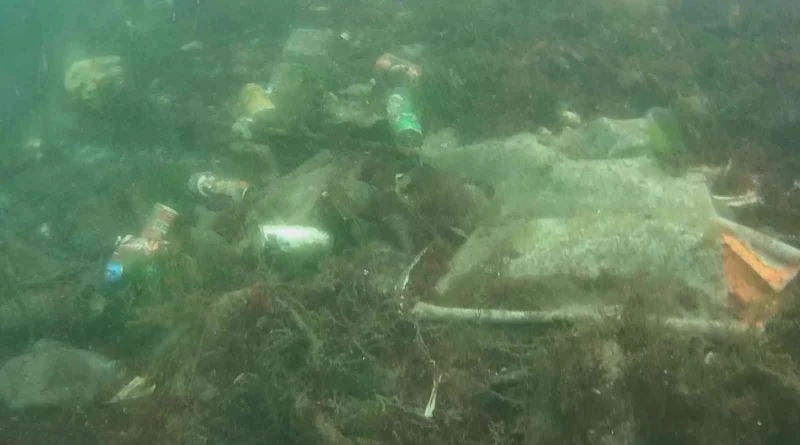 Balıkçı barınağındaki kirlilik su altından görüntülendi
