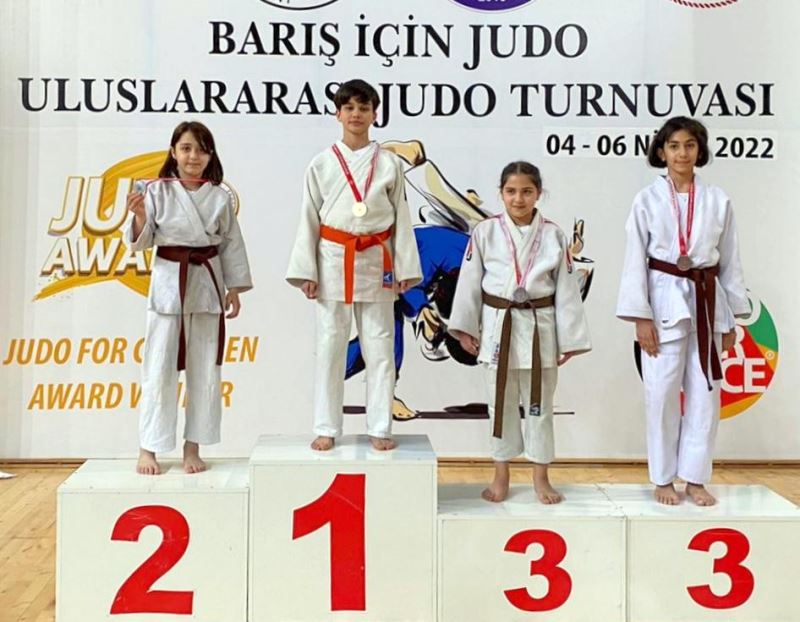 Manisa BBSK’lı judocular madalyaları topladı
