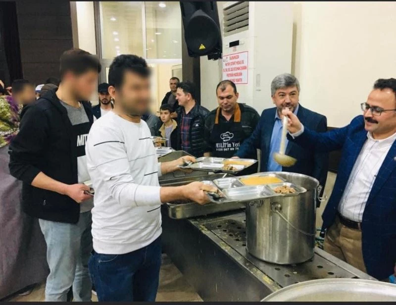 Gediz Kaymakamı Hakan Alkan iftar çadırında vatandaşlara yemek dağıttı
