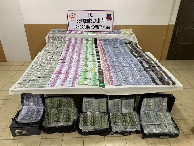 Eskişehir’deki besi çiftliğini sahte dolarla satın almak isteyen zanlılar İstanbul’da yakalandı
