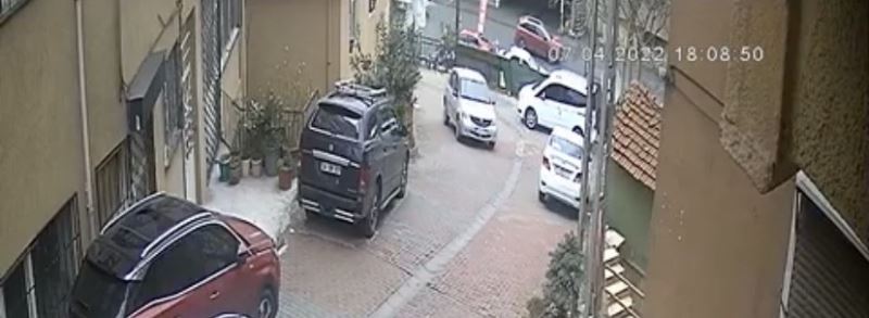 (Özel) İstanbul’da dehşet anları kamerada: Freni boşalan otomobil otoparktaki araçların üzerine uçtu
