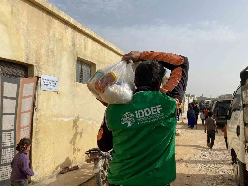İdlib’de aşevinde pişirilen yemekler Ramazan ayı boyunca halka ulaştırılıyor

