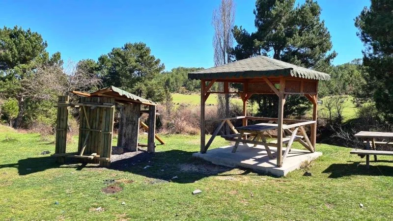 Tahtalı mesire alanındaki çardak sökülüp tahrip edildi
