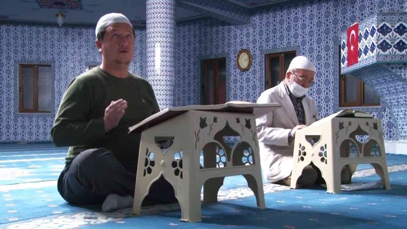 Göremediği Kur’an-ı parmak uçlarıyla okuyup hatim ediyor
