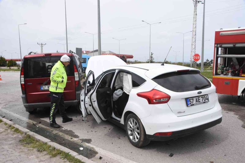 Ters şeritten çıkan araçla kafa kafaya çarpıştı: 1 yaralı
