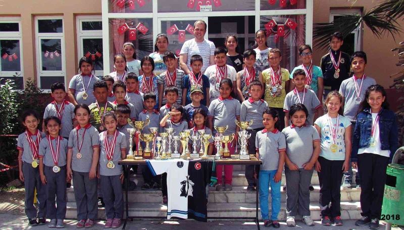 Satranç tutkusunu öğrencilere aşıladı, başarılar ard arda geldi
