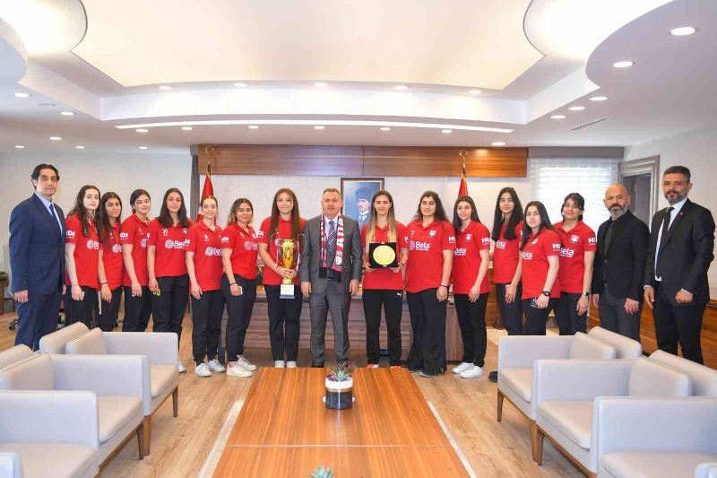 Şampiyon kızlar Vali Elban ve Başkan Karalar’ı gururlandırdı
