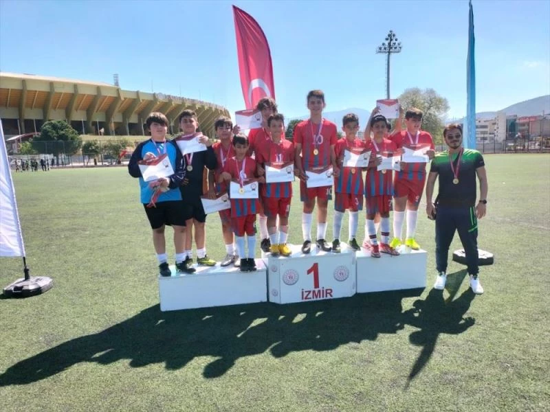 Dr. Cahit Ünver Ortaokulu Küçük Erkek Futbol Takımı grup şampiyonluğunu kazandı