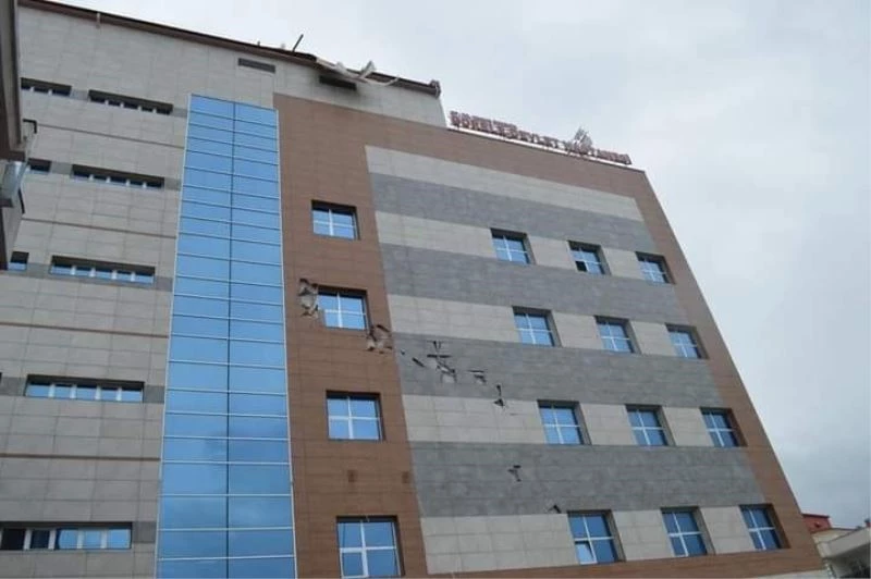 Şiddetli rüzgar hastanenin çatısını uçurdu
