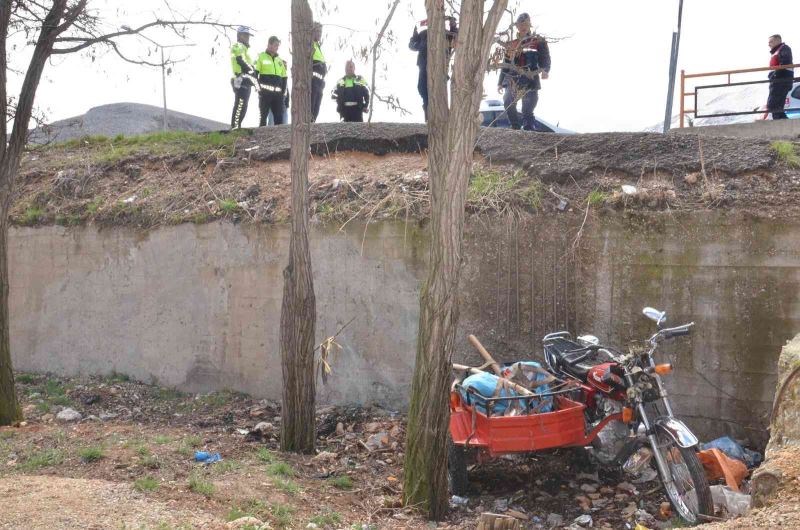 3 metrelik boşluğa düşen motosikletteki karı-koca yaralandı
