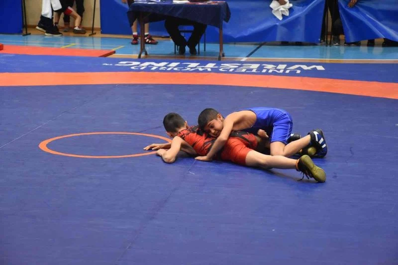 Afyonkarahisar’da U11-U13 Türkiye Güreş Şampiyonası başladı
