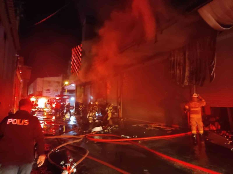 İzmir’de Gıda Çarşısında yangın paniği: 3 iş yerinde hasar meydana geldi
