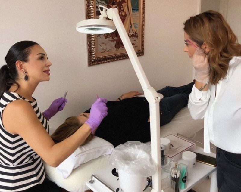 ’’Microblading uygulamasıyla doğala yakın kaşlar elde ediliyor’’
