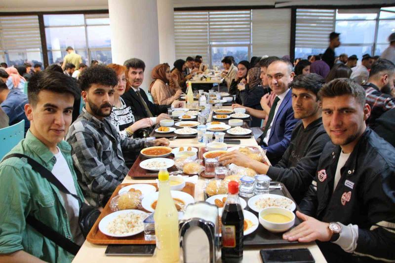 Vali Soytürk ile Rektör Karacoşkun öğrenciler ile birlikte iftar açtı
