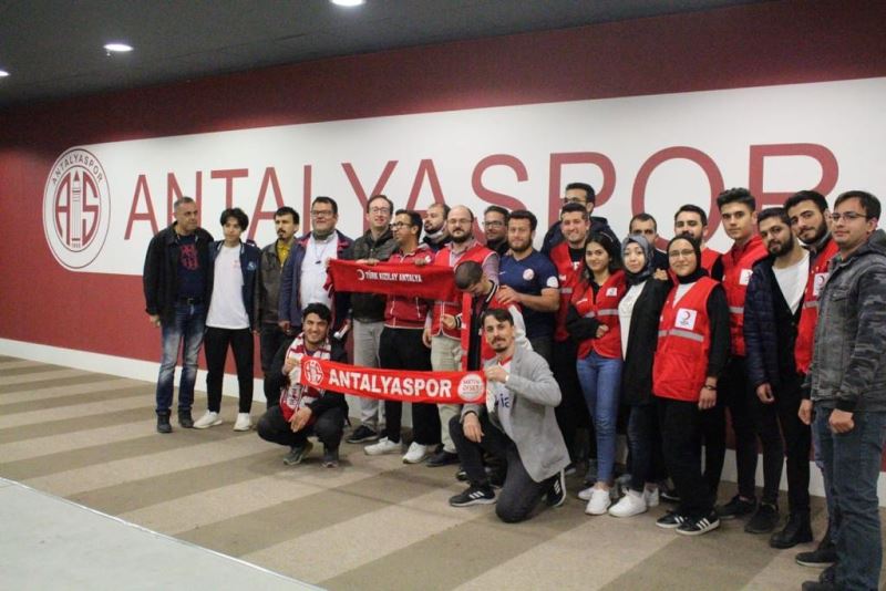 Kızılay gönüllüleri, Antalyaspor maçını görme engellilere betimlemeli maç anlattı
