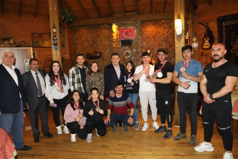 Başkan Demir, Ardahanlı sporcularla iftar yemeğinde bir araya geldi
