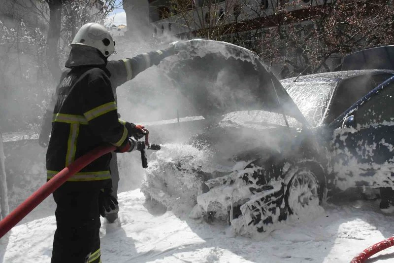 Aksaray’da servisten çıkan araç park edildikten sonra alev aldı
