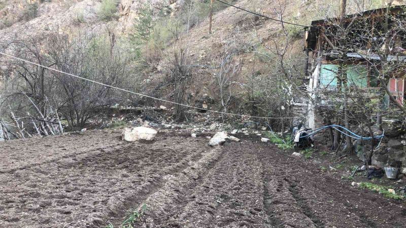 Artvin’de yamaçtan kopan dev kayalar bir evin bahçesine düştü
