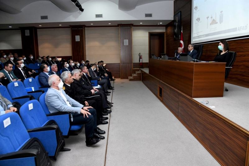 Vali Su, Mersin’de yatırımların sıkı takip edilmesi talimatını verdi
