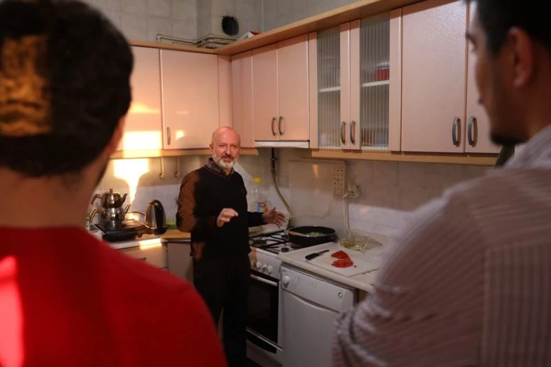 Başkan Çolakbayrakdar öğrenci evinde yağlama yaptı
