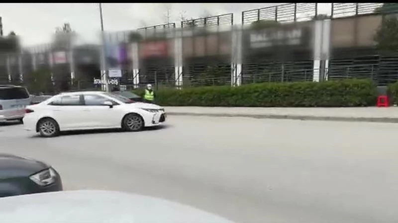 Ataşehir’de dubalarla kendisine park alanı yapan değnekçi yakalandı
