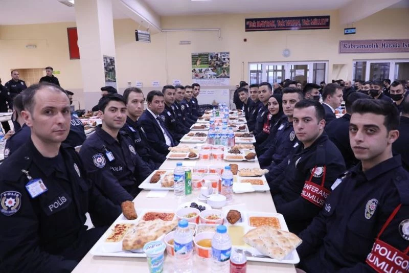 Vali Çağatay, polis adaylarıyla iftar yaptı
