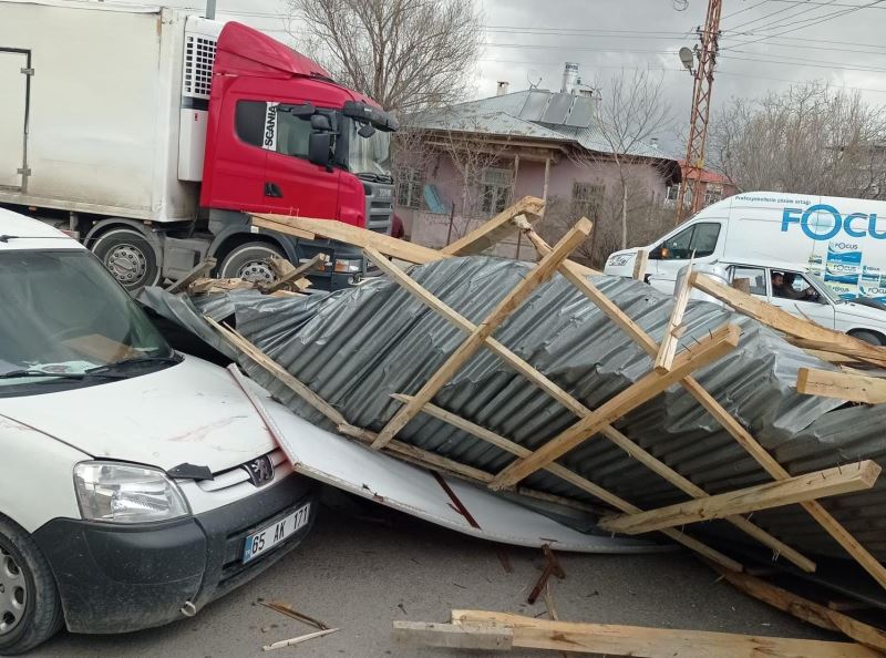 Van’da kuvvetli rüzgar iş yerlerinin çatısını uçurdu
