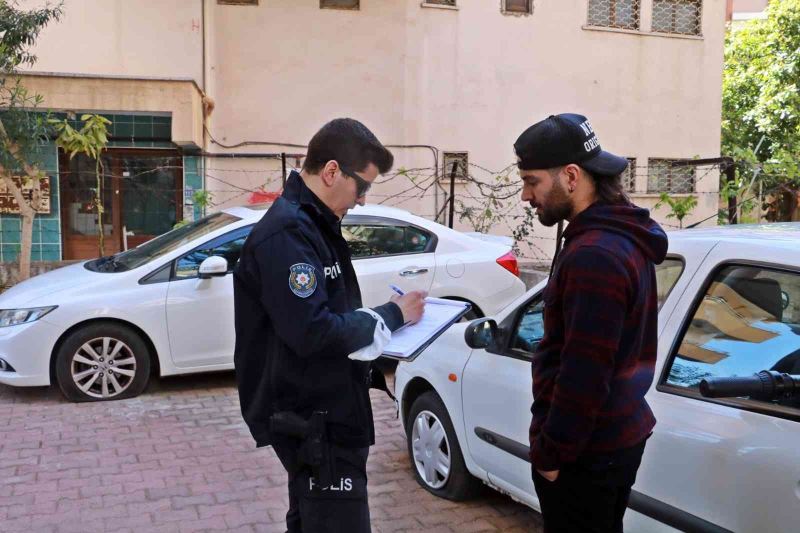 Park halindeki otomobillerin lastiklerini bıçakla patlatıp kaçtılar
