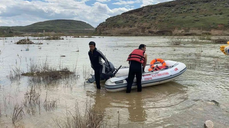 Çayda 3 gün mahsur kalan köpek itfaiye ekiplerince kurtarıldı
