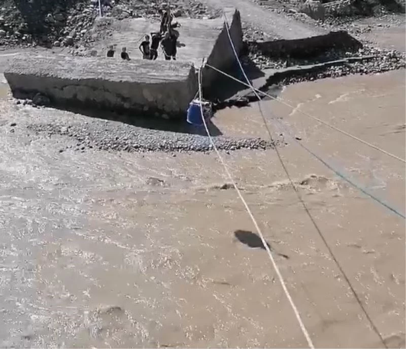 Selde köprüleri yıkılın köylüler, çay üzerine çektikleri halatla ihtiyaçlarını gideriyor
