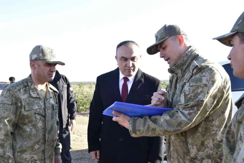 Kilis Valisi Soytürk sınırda Mehmetçik ile iftar açtı
