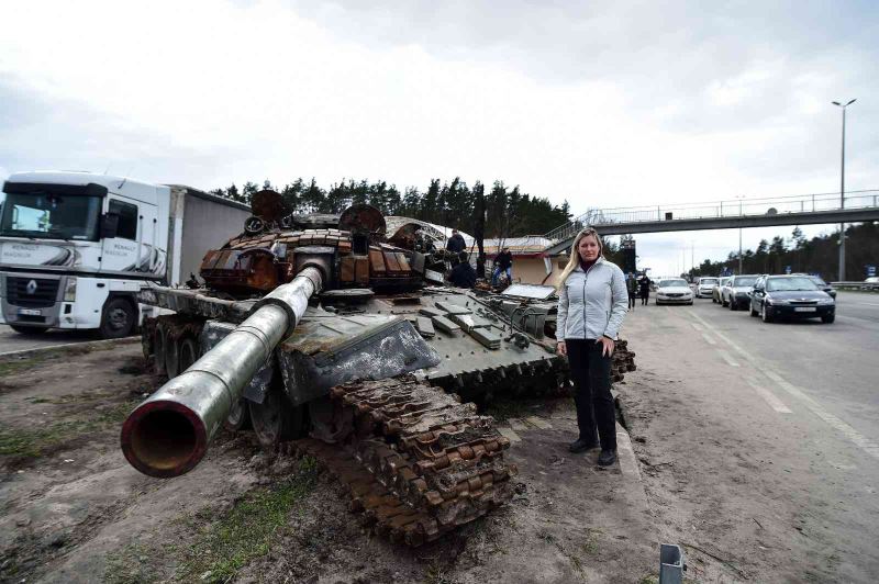 Ukraynalı sivillerden imha edilen Rus tankının önünde 