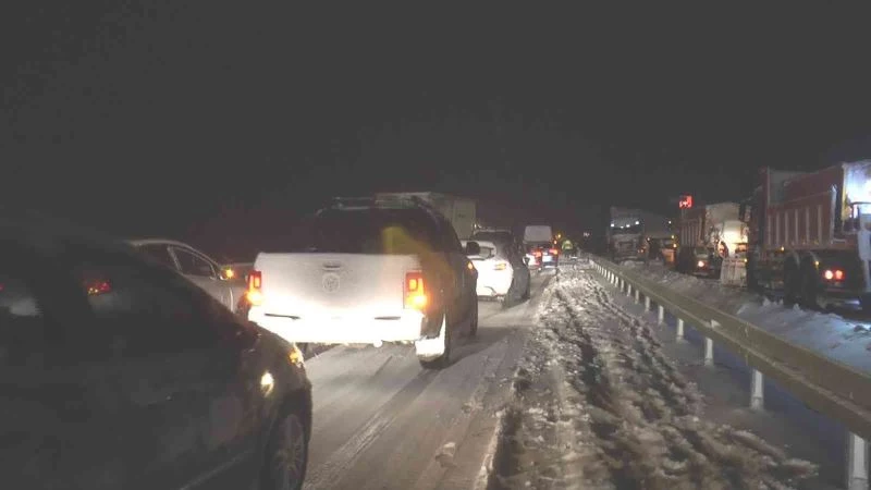 Biranda yağdı, onlarca araç yolda kaldı
