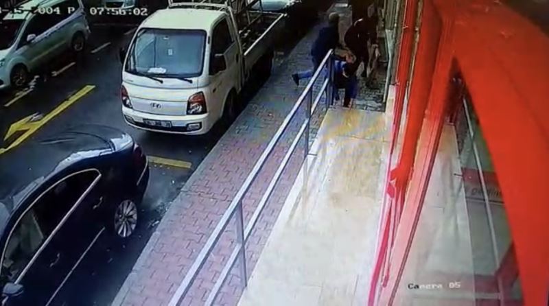 İstanbul’da dehşet anları kamerada: Bıçaklanan adam paletle kendini korumaya çalıştı
