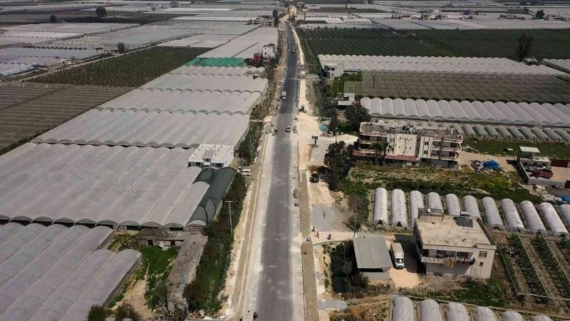 Adanalıoğlu’nda üreticilerin yolları yenileniyor
