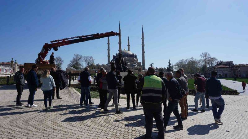 Çalışmalarda sona gelindi, Mimar Sinan Heykeli ustalık eserinin önündeki yerini aldı
