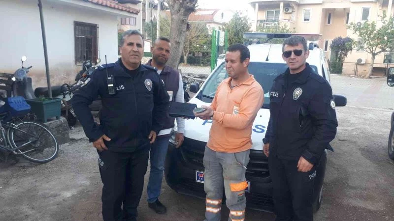 Çantasını bulan işçiye 400 dolar verdi
