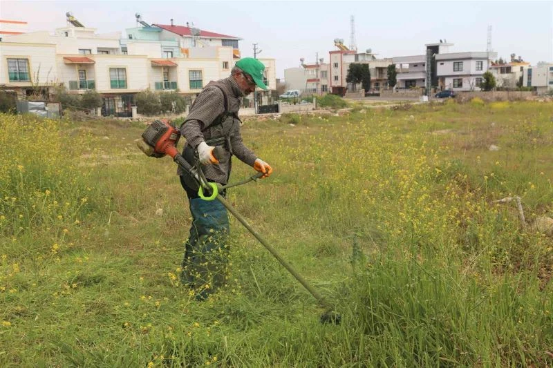 Toroslar’da yeşil alanların bakımı yapılıyor
