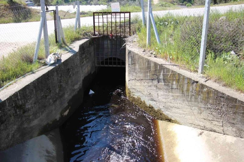 Sulama kanalı simsiyah akmaya başladı

